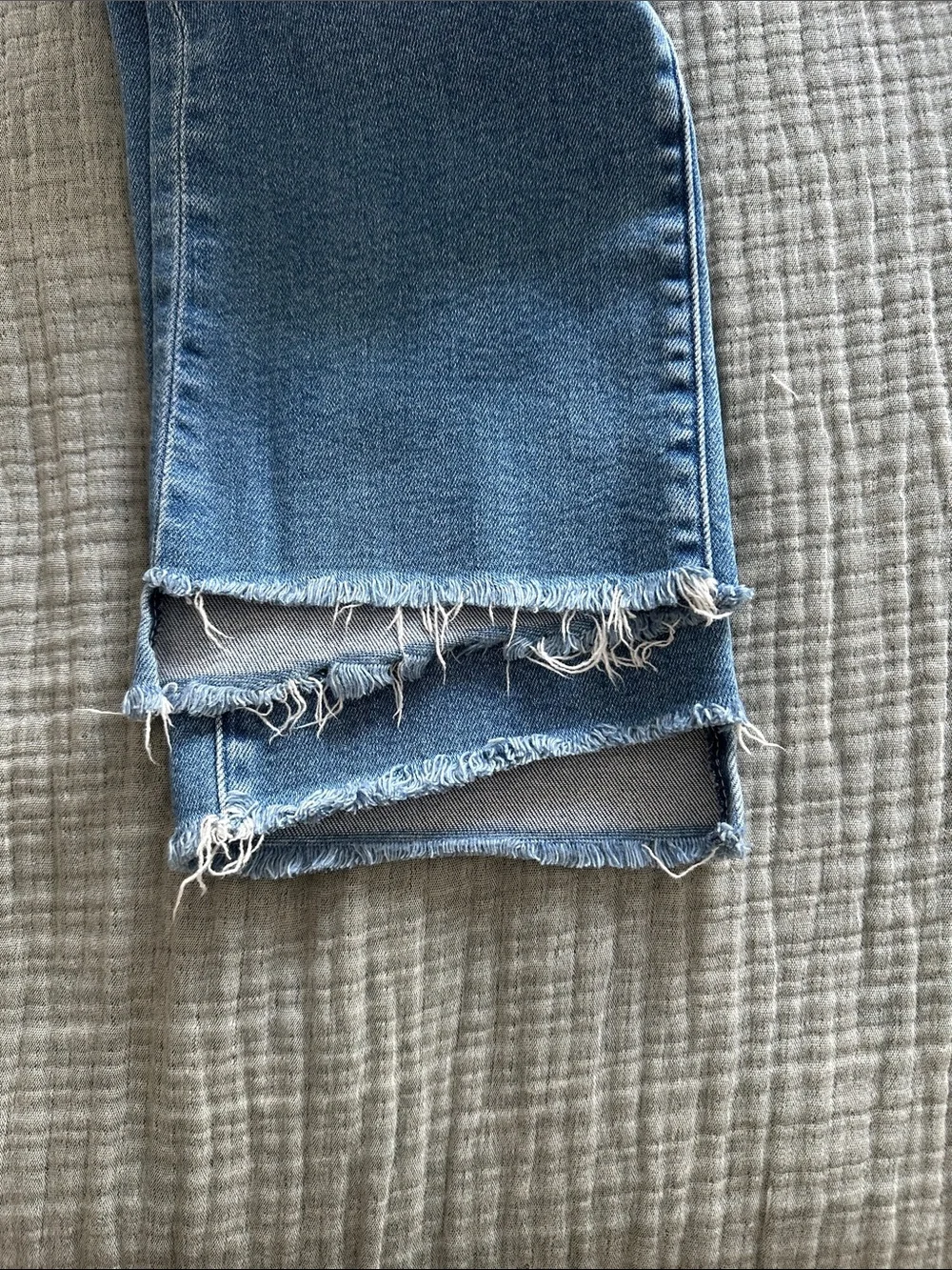 MOTHER insider crop step fray